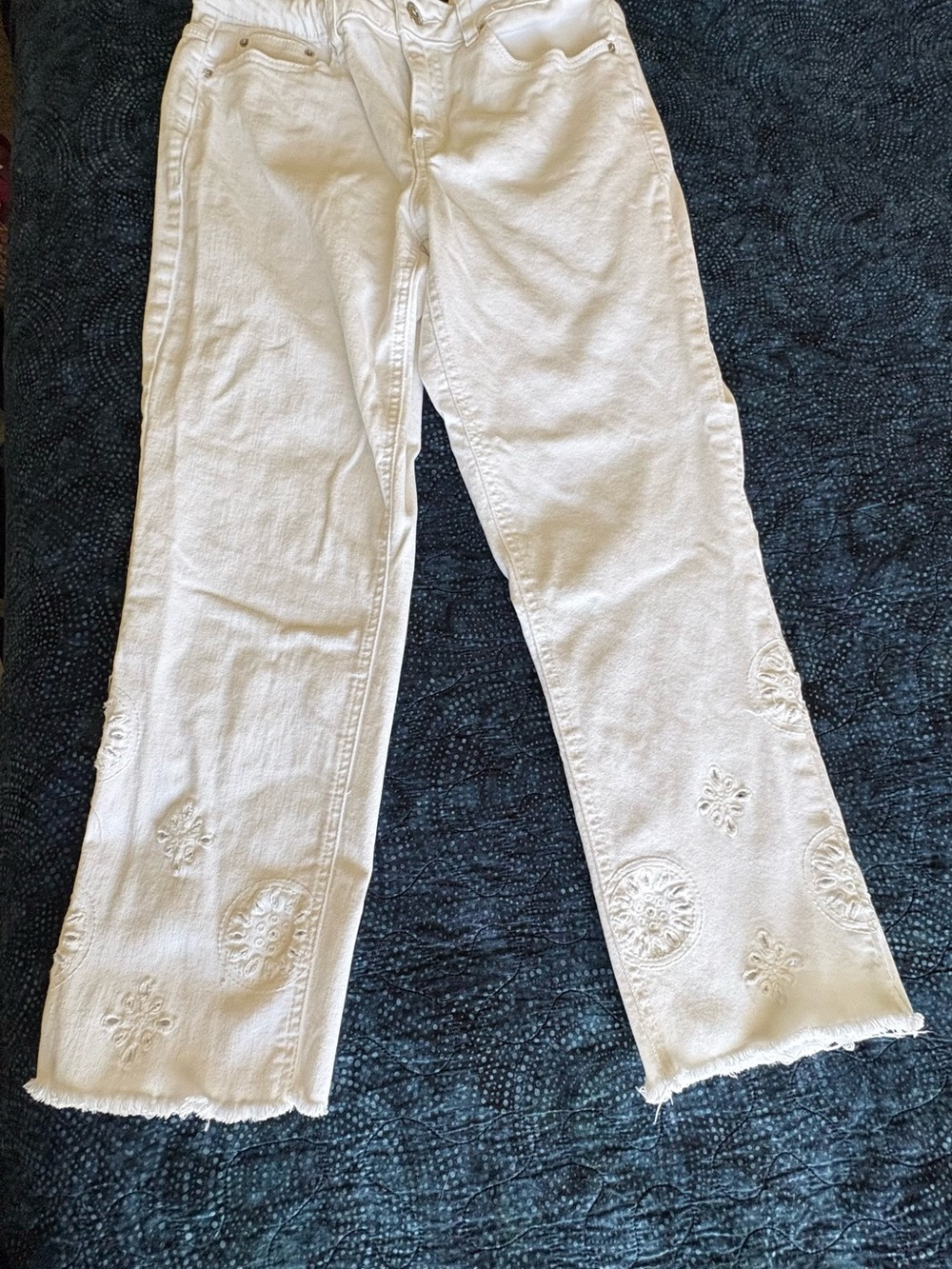 Earl Jeans White Cropped Ankle Jeans with Embroidered Medallions